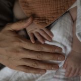 Le deuxième parent pourra plus facilement adopter son enfant (archives). KEYSTONE/AP/JAE C. HONG